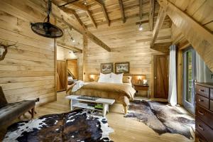 Impressive Log Cabin with Fireplace, Fire Pit and Hot-tub in Unionville, Indiana