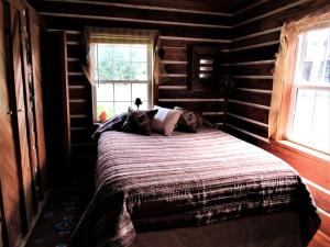 Rustic Cabin Rental with an Indoor Fireplace in Laurel Bloomery, Tennessee