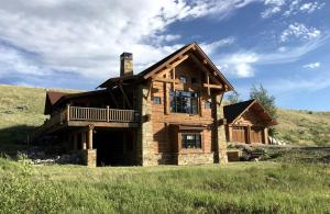 Scenic Creekside Lodge with Decks and Madison River Access near Yellowstone, Ennis Montana