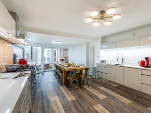 6 Bed in Westward Ho 47214