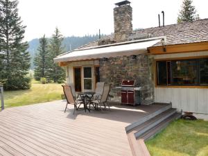 Picturesque Cottage for a Riverside Retreat near Big Sky, Montana