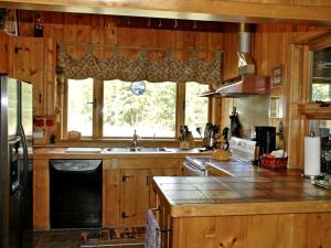 Picturesque Cottage for a Riverside Retreat near Big Sky, Montana