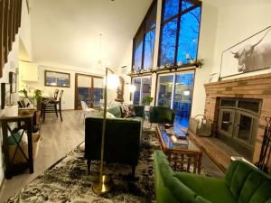 Modern and Rustic Cabin for a West Virginia Getaway