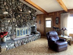 Charming Riverfront Guest House with Deck Overlooking Madison River, Near Ennis, Montana