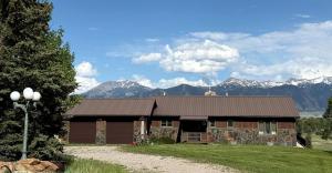 Charming Riverfront Guest House with Deck Overlooking Madison River, Near Ennis, Montana - Ubytování bez kategorie ve městě Ennis