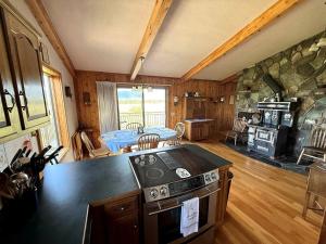 Charming Riverfront Guest House with Deck Overlooking Madison River, Near Ennis, Montana