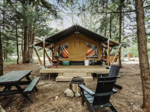 Lakefront Safari Tent with Fire Pit and Sauna in North Woodstock, New Hampshire - Ubytování bez kategorie ve městě Woodstock
