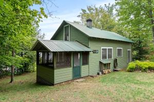 Cozy Cabin for Eight People with Lake Views near Plattsburgh