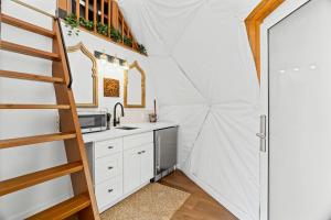 Beautiful Lofted Dome with Cozy Deck and Charming Design in Elgin, Texas