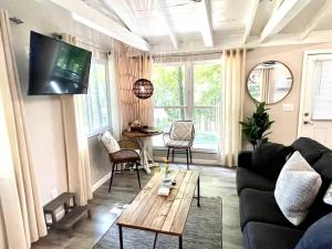 Charming Cottage with Fire Pit and Barbecue in Cadiz, Kentucky