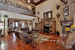 Luxurious Villa Rental for a Group Getaway near Abilene, Texas