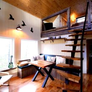 Luxurious Tree House with Hot Tub nd Firepit, Perched over Littlefield Pond, Perfect for Relxing Weekend Getwy ner Portlnd, Mine