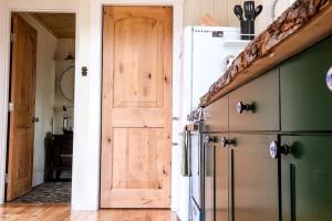 Luxurious Tree House with Hot Tub and Firepit, Perched over Littlefield Pond, Perfect for a Relaxing Weekend Getaway near Portland, Maine