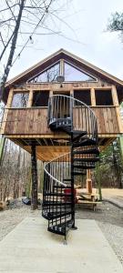 Luxurious Tree House with Hot Tub and Firepit, Perched over Littlefield Pond, Perfect for a Relaxing Weekend Getaway near Portland, Maine
