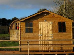 Charming Cabin Rental for Two Guests by the River Shannon, Ireland