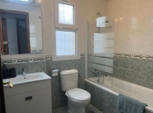 Spacious family friendly 3 bedroom home B Pueblo - swimming pool - games room & sunny terrasse