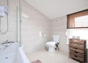 Brightwater 2nd floor Apartment for up to 6 guests near North Bay beach