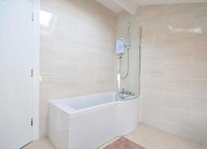 Brightwater 2nd floor Apartment for up to 6 guests near North Bay beach