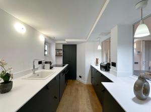 Saint Germain des Pres - Deluxe apartment with lift and AC for 6