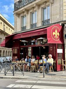 Luxembourg Garden luxury AC apartment for 6