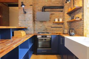 Traditional 2BR Sololaki Apt - By Wehost