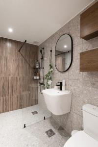 1mins Hongik Stn - blossom08