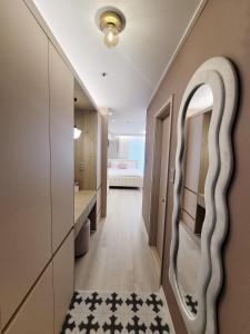 1mins Hongik Stn - blossom08