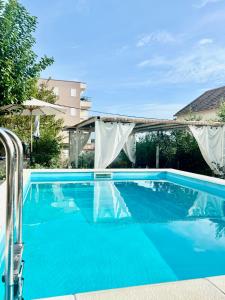 Summer app Pool spa Jacuzzi city center