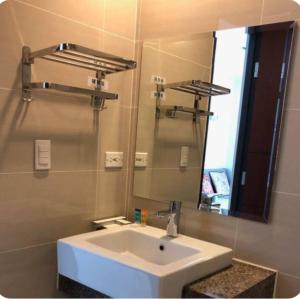 One Uptown Opposite of grandhyatt hotel manila Taguig city