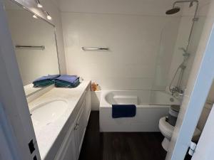 Studio lumineux, terrasse, clim, parking, centre ville