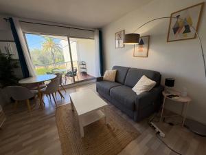 Studio lumineux, terrasse, clim, parking, centre ville