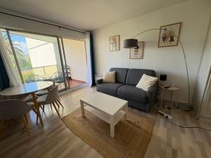 Studio lumineux, terrasse, clim, parking, centre ville