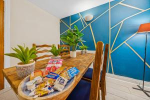 Harbour Mews Stylish 4BR House By AltoLuxo Short Lets & Serviced Accommodation With Free WiFi & Parking