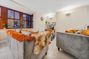 Harbour Mews Stylish 4BR House By AltoLuxo Short Lets & Serviced Accommodation With Free WiFi & Parking