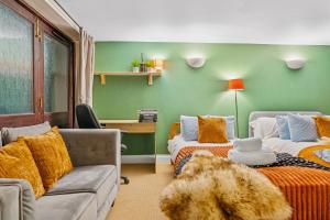 Harbour Mews Stylish 4BR House By AltoLuxo Short Lets & Serviced Accommodation With Free WiFi & Parking