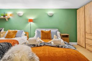 Harbour Mews Stylish 4BR House By AltoLuxo Short Lets & Serviced Accommodation With Free WiFi & Parking