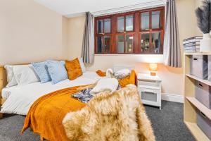 Harbour Mews Stylish 4BR House By AltoLuxo Short Lets & Serviced Accommodation With Free WiFi & Parking