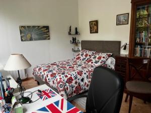 Charming independent guest house - spacious studio with terrace and garden, 25 minutes from Paris