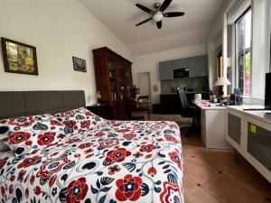 Charming independent guest house - spacious studio with terrace and garden, 25 minutes from Paris