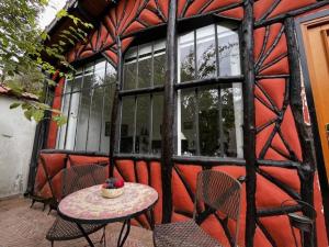 Charming independent guest house - spacious studio with terrace and garden, 25 minutes from Paris