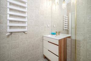 Piotrkowska Prestige Studio by BookingHost