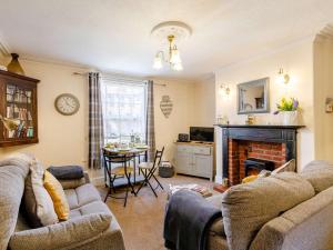 2 Bed in Robin Hoods Bay 87059