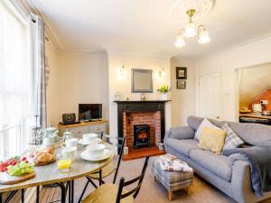 2 Bed in Robin Hoods Bay 87059