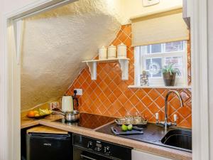 2 Bed in Robin Hoods Bay 87059