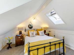 2 Bed in Robin Hoods Bay 87059