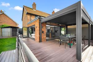 Superb Luxury 3 Bedroom House - Garden - Parking - Outdoor Playground 17P