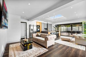 Superb Luxury 3 Bedroom House - Garden - Parking - Outdoor Playground 17P