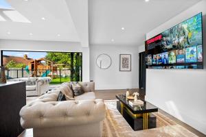 Superb Luxury 3 Bedroom House - Garden - Parking - Outdoor Playground 17P