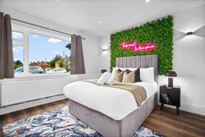 Superb Luxury 3 Bedroom House - Garden - Parking - Outdoor Playground 17P