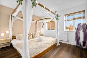 Superb Luxury 3 Bedroom House - Garden - Parking - Outdoor Playground 17P